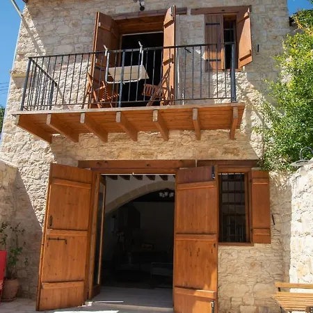 Cleo'S Inn Lofou Exterior photo